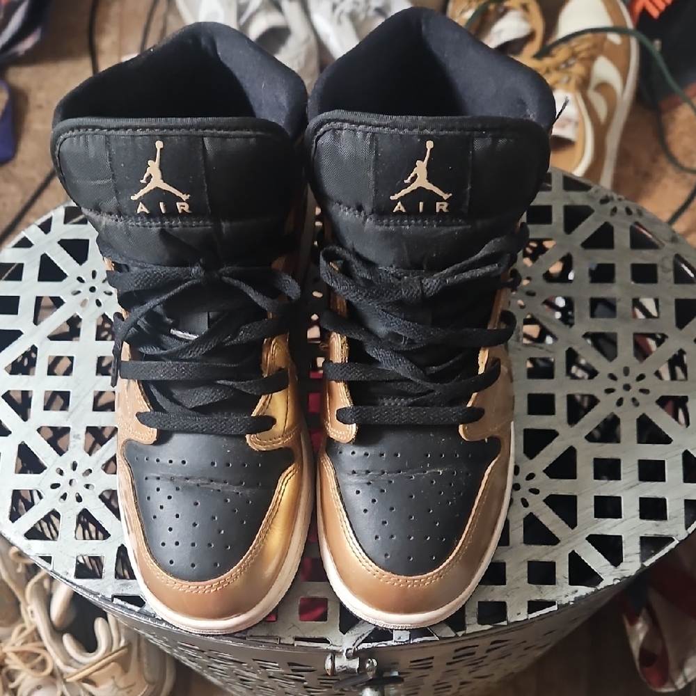 Jordan Retro 1s Black and Gold Air Sneakers. 7 Y womens 8.